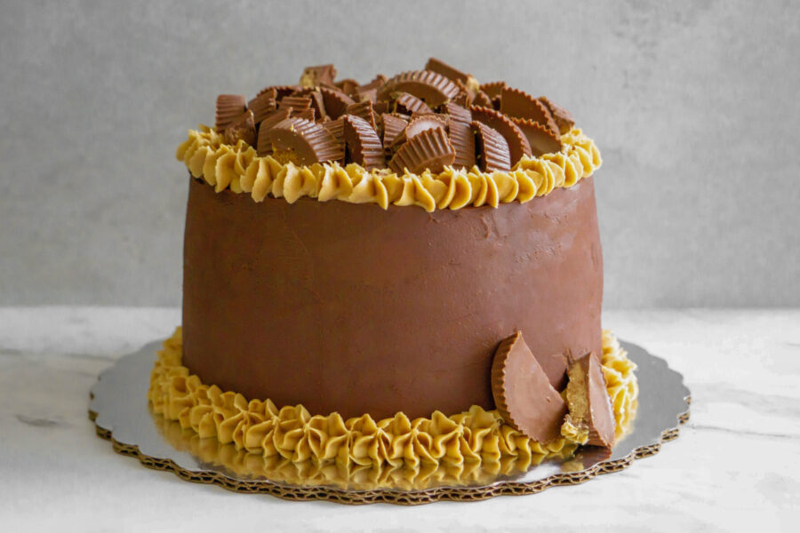 Pastel de Chocolate con Crema de Cacahuate